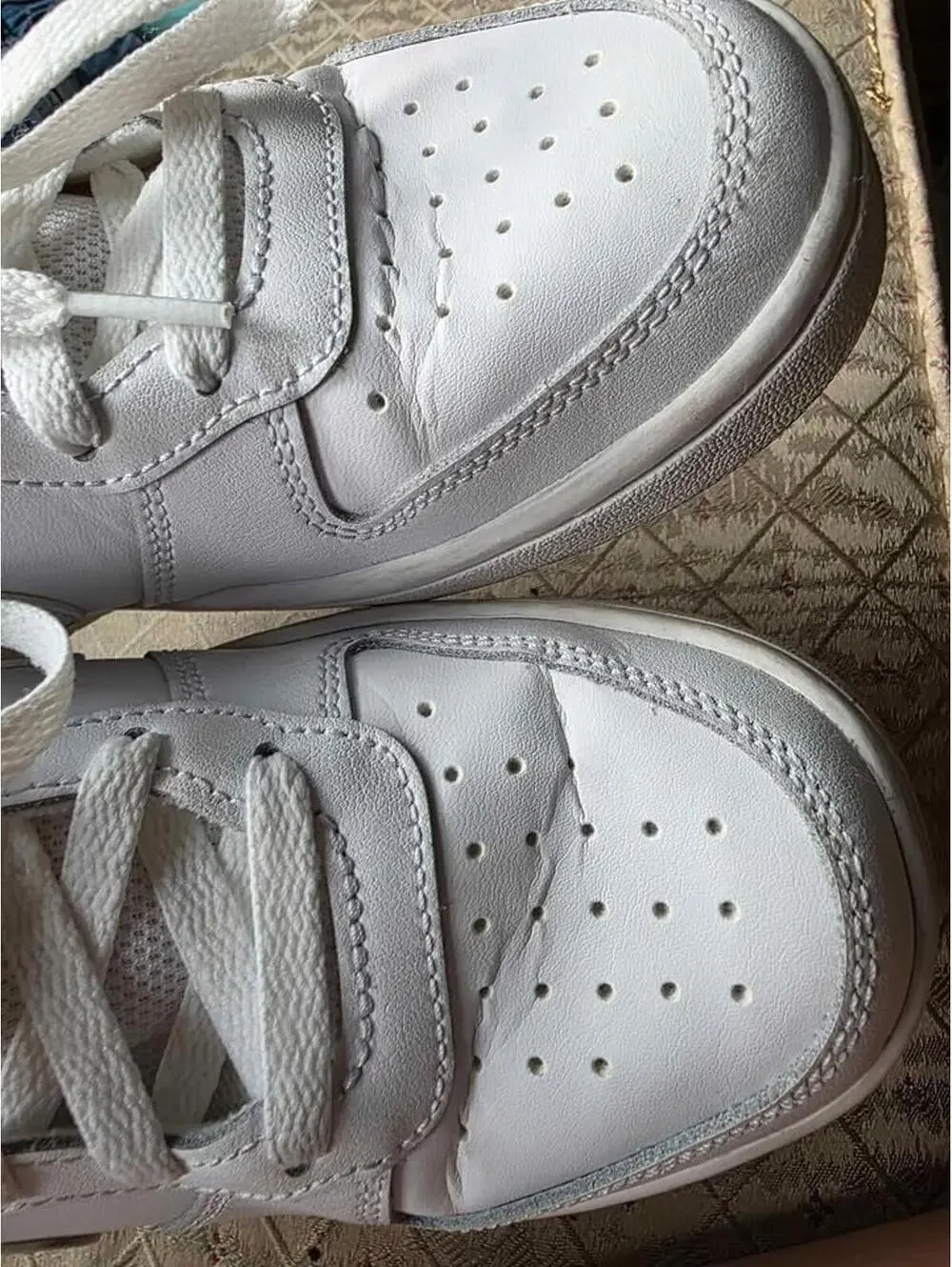 Youth Nike court borough white sneaker